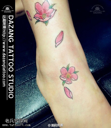 脚面上好看的樱花纹身图案