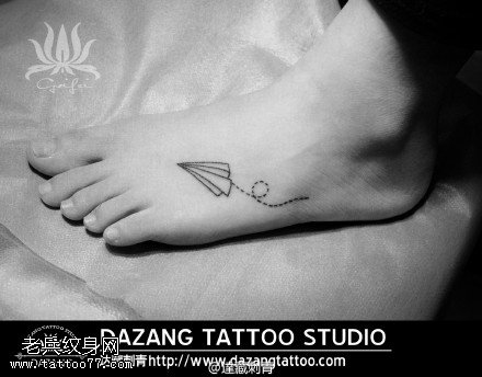 脚部点刺小飞机纹身图案