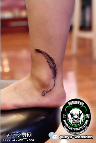 脚腕上精致的羽毛纹身图案