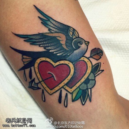 彩绘鸟儿一箭穿心纹身图案
