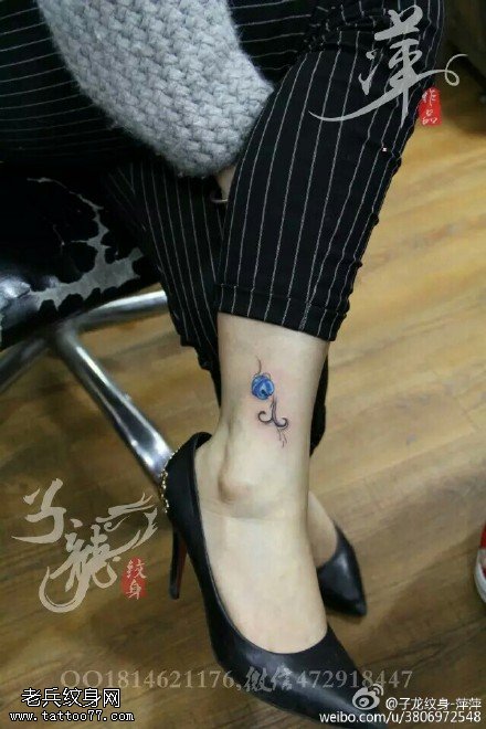 脚腕上的小铃铛纹身图案