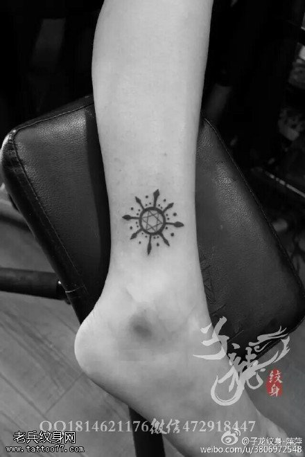 脚腕上指南针图腾纹身图案