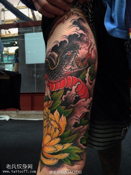 大腿蛇菊花纹身图案