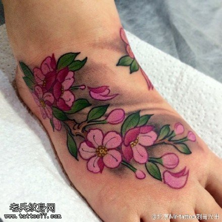脚面上娇艳的桃花纹身图案