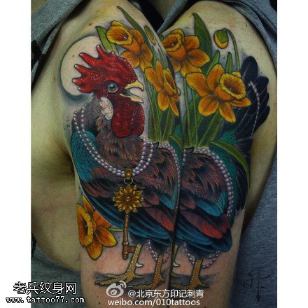 肩部的大公鸡纹身图案