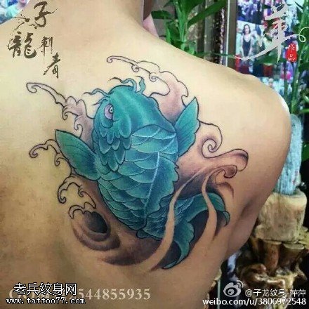 肩部蓝色的锦鲤纹身图案