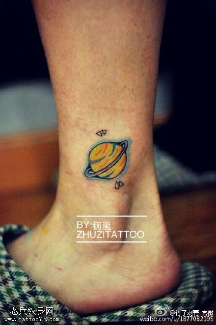 脚腕上的小星球纹身图案