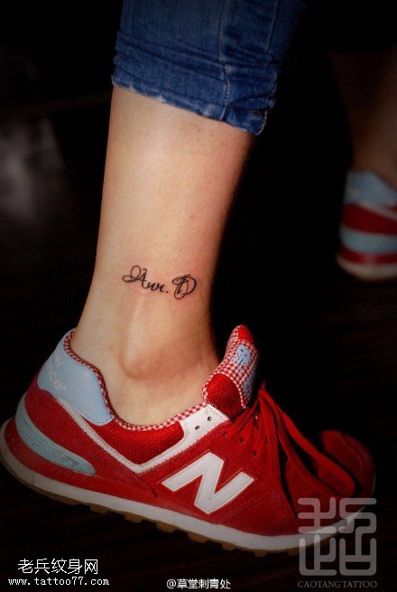 脚腕上的字符纹身图案