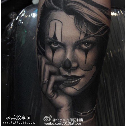 小腿上的小丑纹身图案