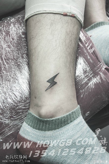 脚腕的闪电纹身图案