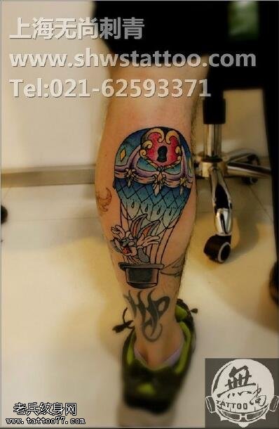 小腿上的降落伞纹身图案