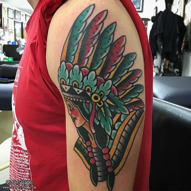 肩部的印第安头饰纹身图案