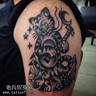 肩部爱音乐的猫咪纹身图案