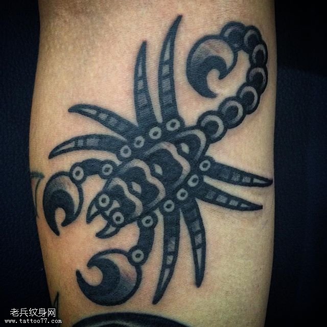 小腿点刺的蝎子纹身图案