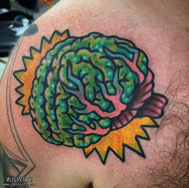 肩部彩绘的大脑纹身图案