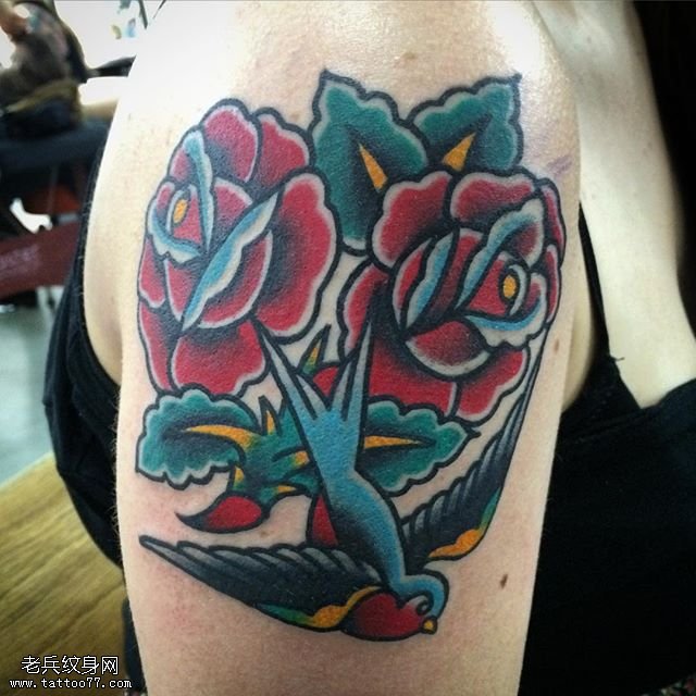 肩部的玫瑰燕子纹身图案