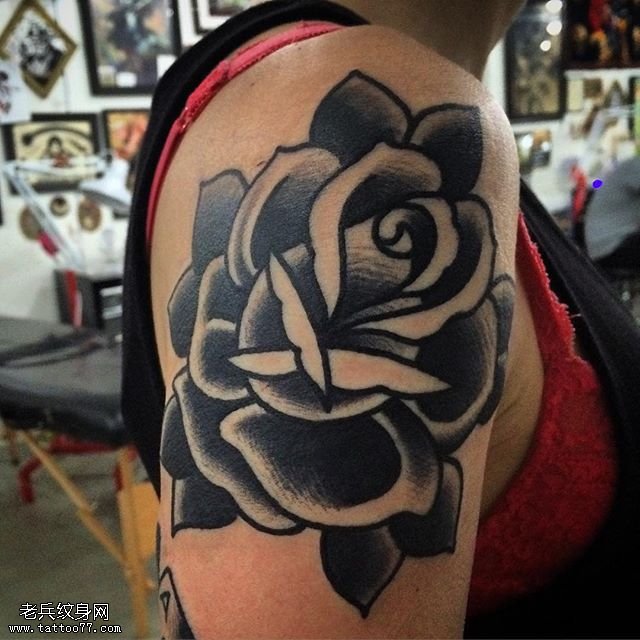 肩部写实的玫瑰纹身图案