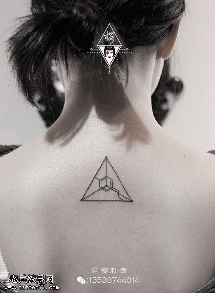 背部三角几何图形纹身图案