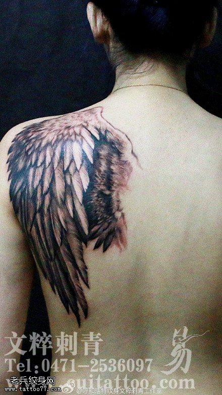 肩膀经典大翅膀纹身图案
