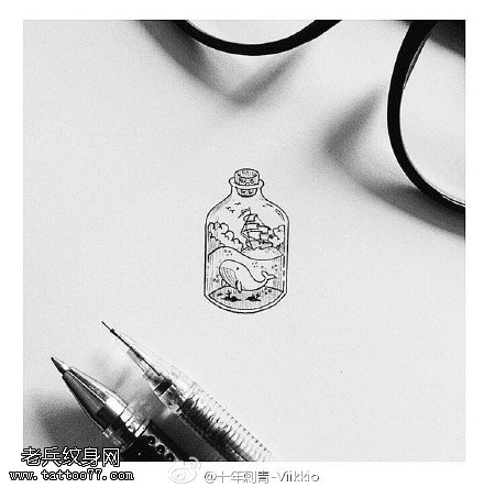 瓶子里的小海豚纹身图案