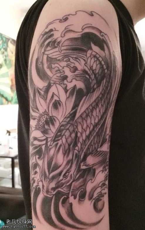 胳膊欧美莲花鲤鱼纹身图案