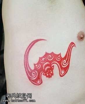 侧胸蝙蝠图腾纹身图案