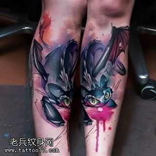 腿部水彩的一只猫纹身图案