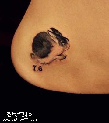 腹部水墨兔子纹身图案