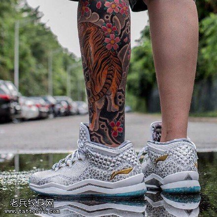 小腿上梅花老虎纹身图案