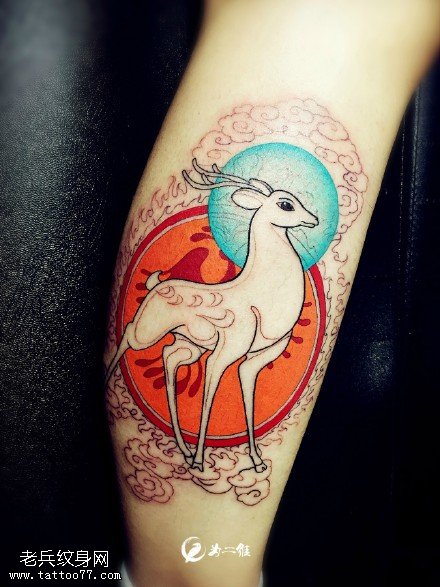 小腿彩绘的鹿纹身图案