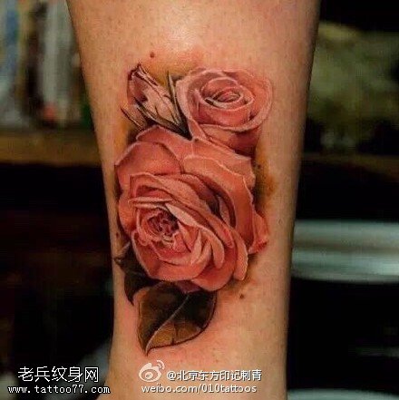 小腿的粉玫瑰纹身图案