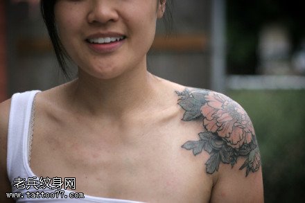 肩部淡雅的牡丹纹身图案