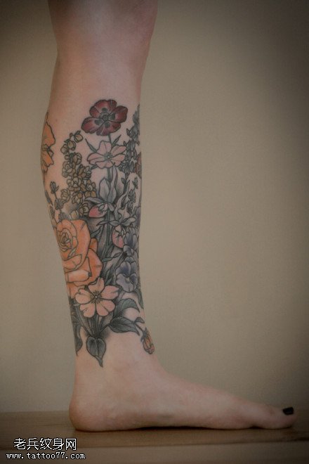 小腿的花卉纹身图案