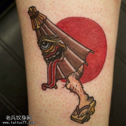 腿部红色的唐伞小僧纹身图案