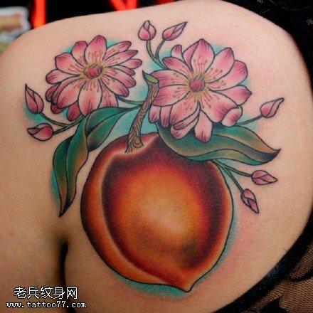 肩部的大桃子纹身图案