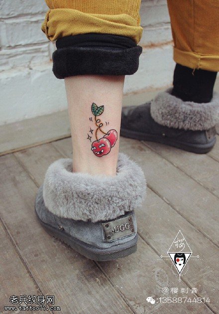 脚腕上的大樱桃纹身图案