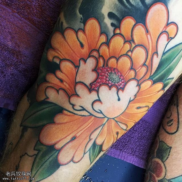 胳膊彩绘的牡丹纹身图案