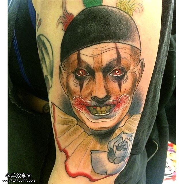 肩部彩绘的小丑纹身图案