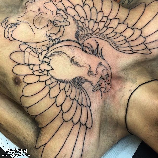 胸部点刺老鹰纹身图案