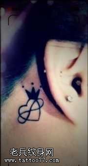 耳部小巧的图腾爱心皇冠纹身图案