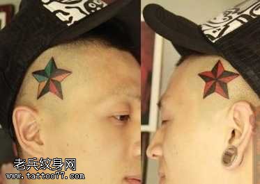 头部一幅彩色五芒星纹身图案
