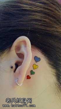 耳部彩色爱心纹身图案