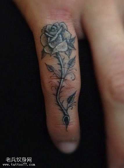 手指纹身之玫瑰花纹身图案