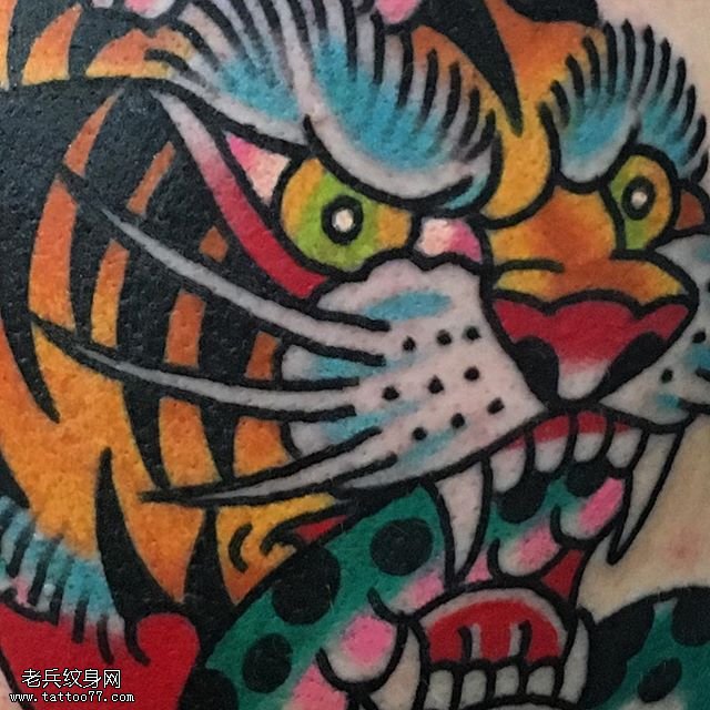 背部一只彩色老虎纹身图案