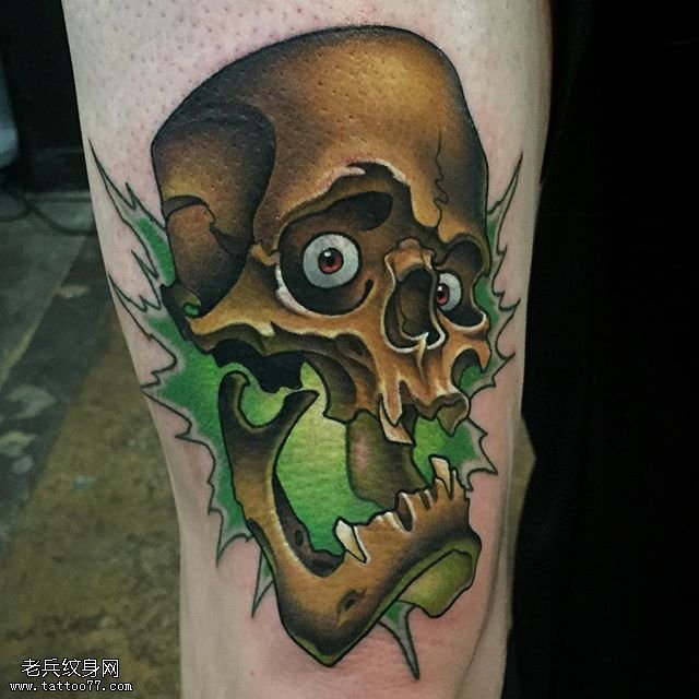 小腿彩绘的骷髅纹身图案