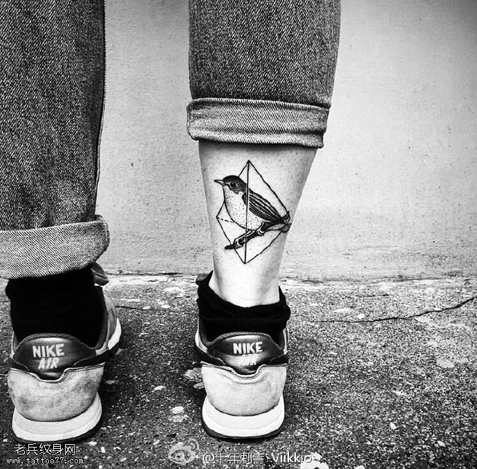 脚腕上的鸟儿纹身图案
