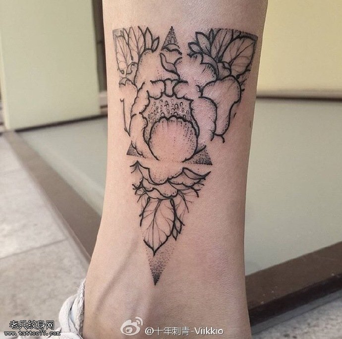 脚腕上点刺花卉纹身图案
