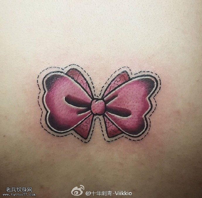 背部写实蝴蝶结纹身图案