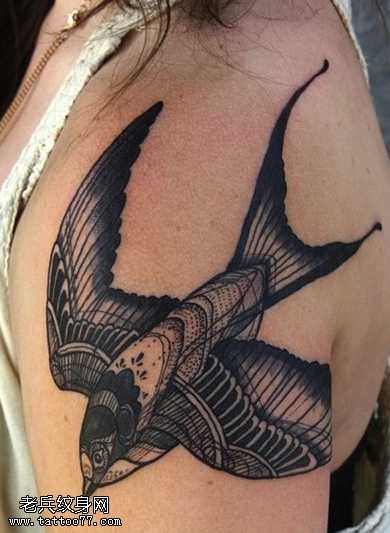 胳膊黑白燕子纹身图案