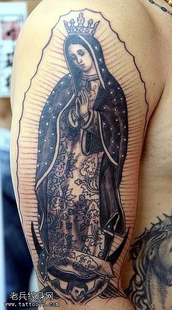 胳膊带皇冠的女人纹身图案